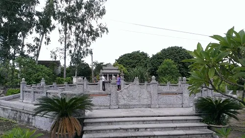 Phần mộ phía sau Lăng quận công Bùi Đăng Châu