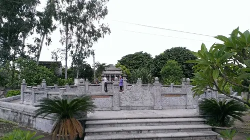 Phần mộ phía sau Lăng quận công Bùi Đăng Châu