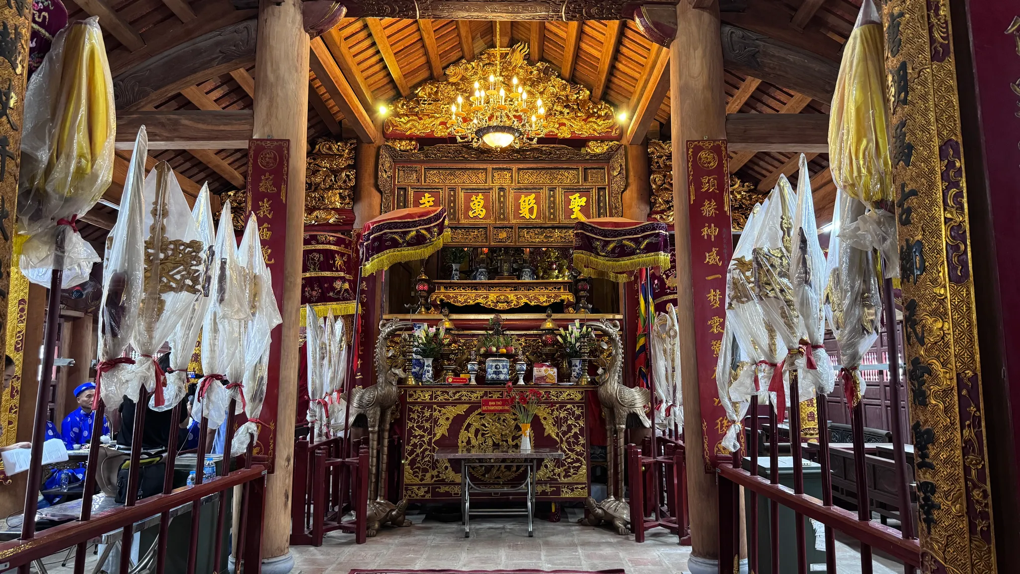 Không gian trong đại đình Kiều Mai