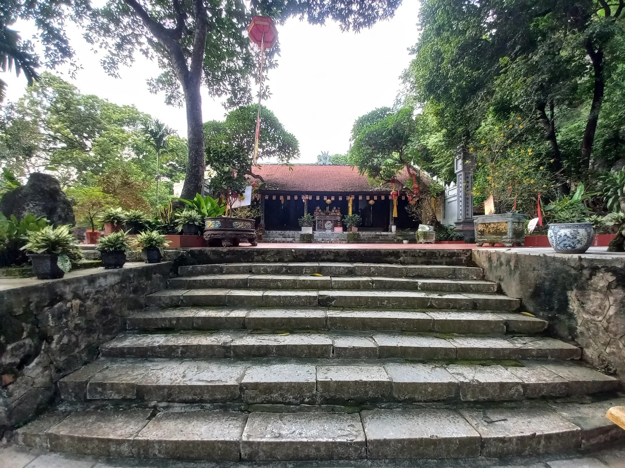 Lối lên chính điện Chùa Trầm