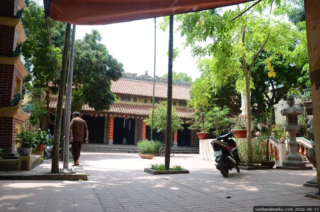 Khuôn viên Chùa Hưng Ký