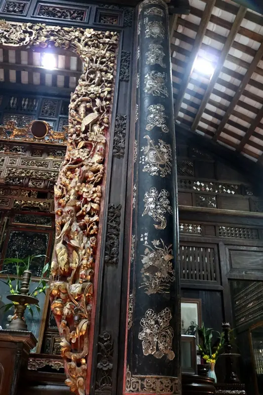 Một trong những trụ liễn áp cẩn xà cừ độ nhất Nhà Cổ Huỳnh Phủ