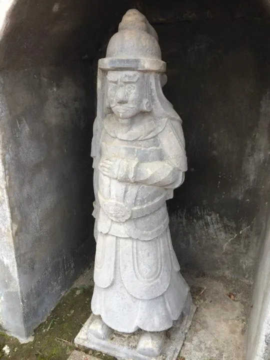 Tượng vũ sĩ bằng đá tại Lăng họ Trần