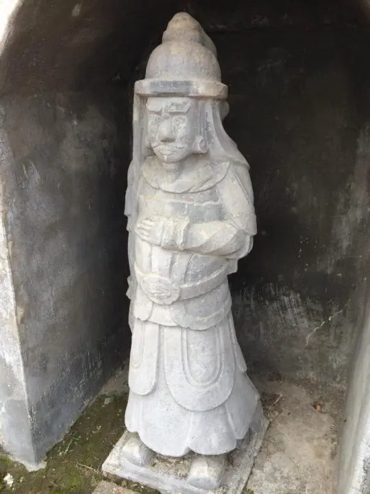 Tượng vũ sĩ bằng đá tại Lăng họ Trần