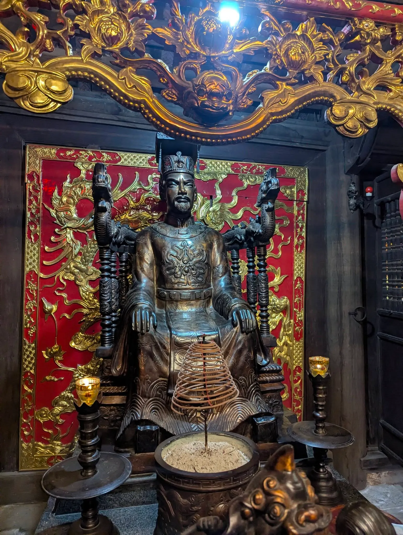 Tượng thờ đức vua Trần Trùng Quang trong đền Thiên Trường