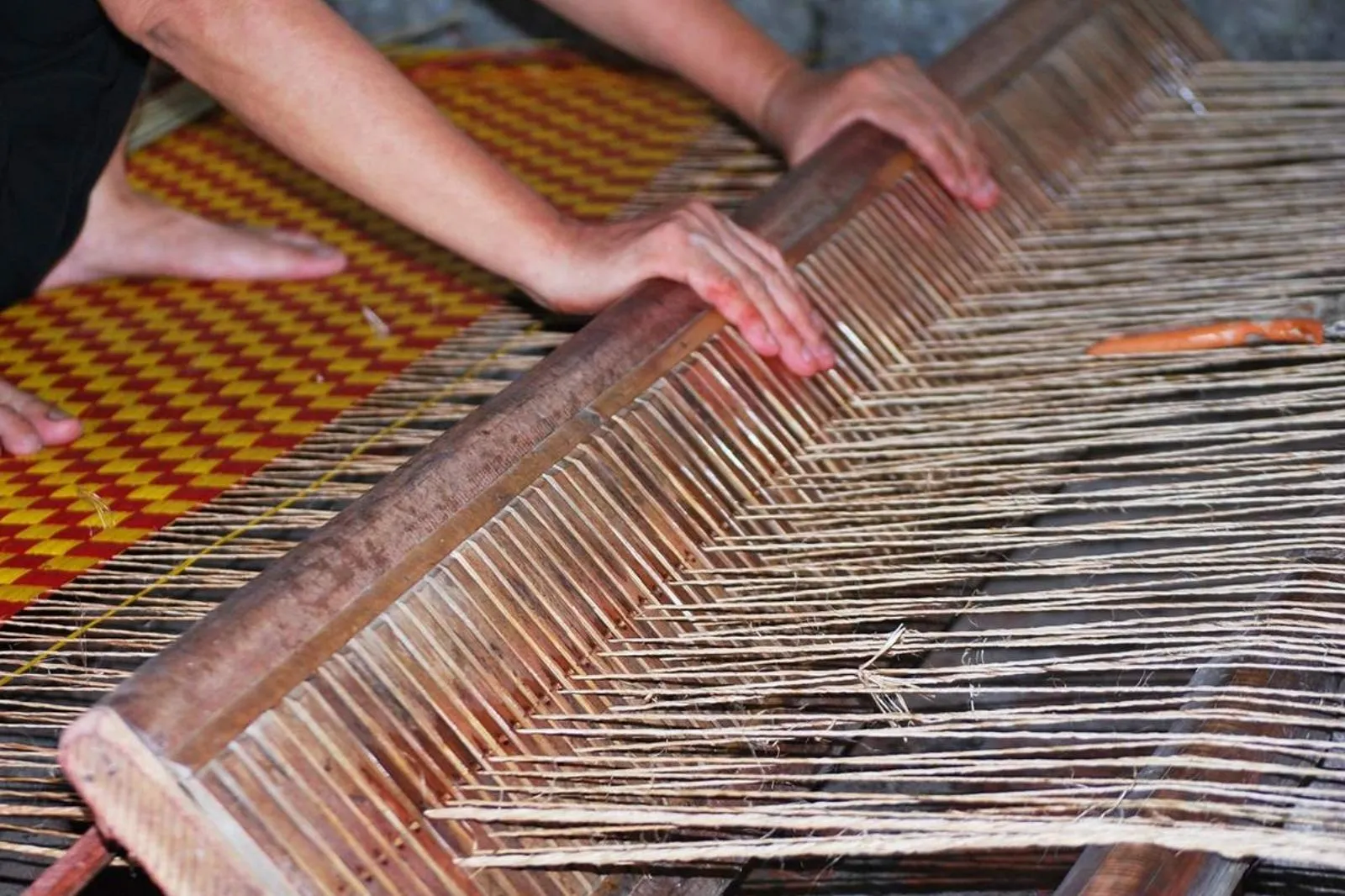Công đoạn dệt chiếu cói