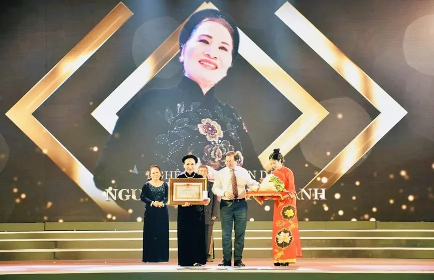 Nghệ nhân Hồng Oanh tại lễ trao tặng danh hiệu Nghệ nhân Nhân dân của Chủ tịch nước