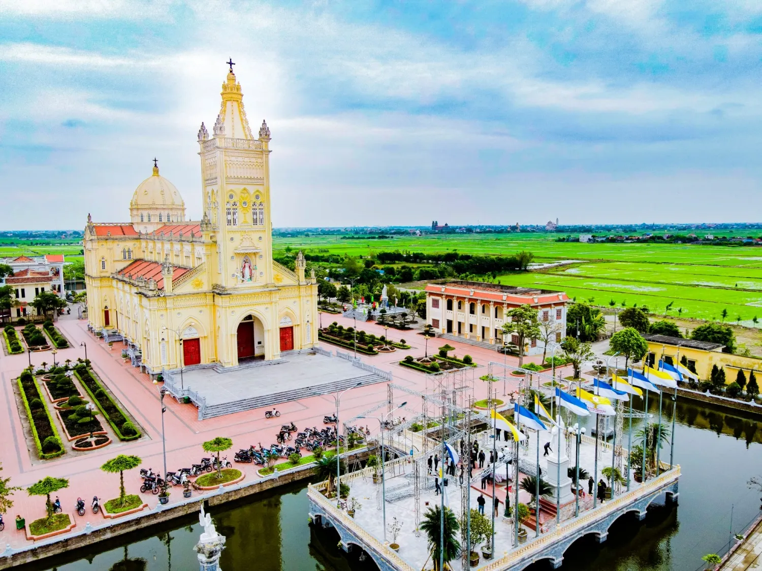Toàn cảnh Đền Thánh Báo Đáp