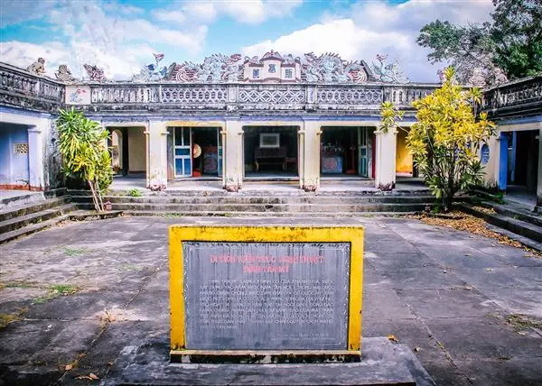 Khuôn viên Đình thần Tấn Mỹ