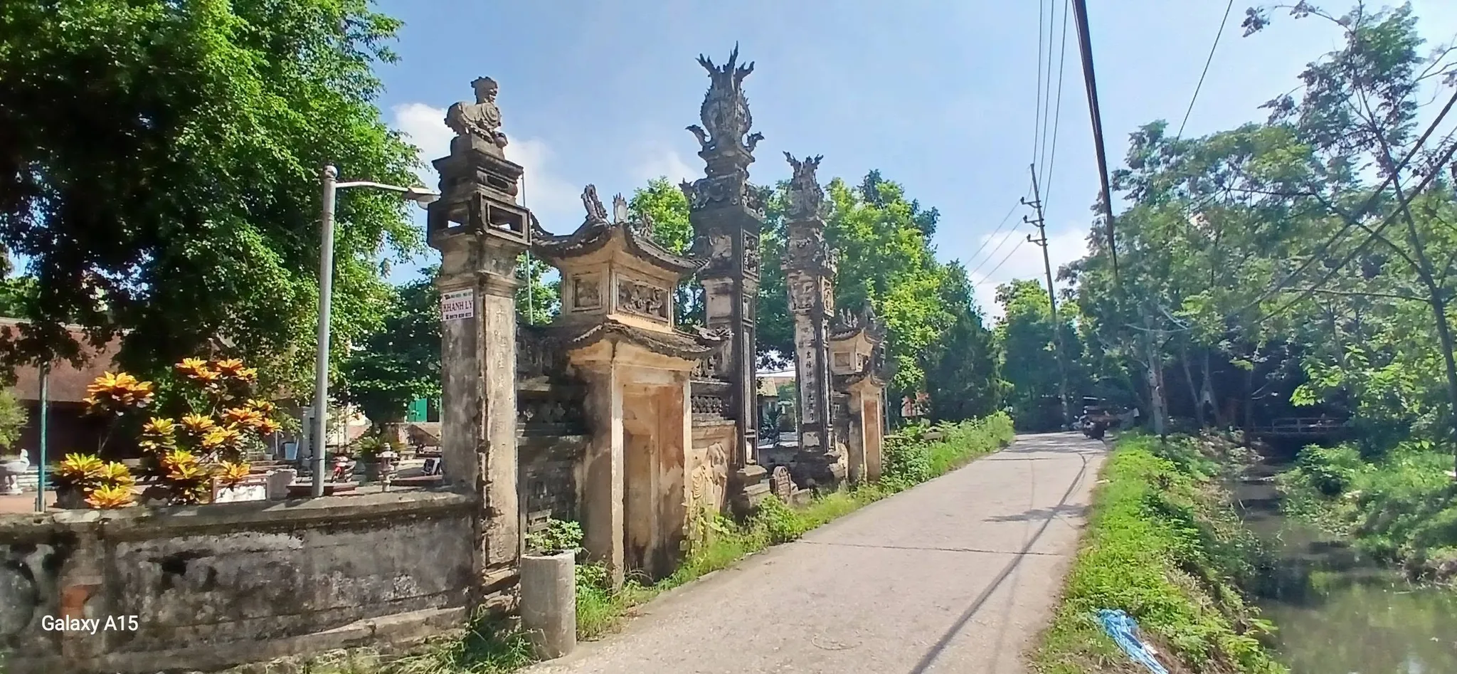 Cổng đình làng Tiên Lữ
