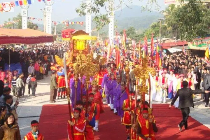 Đoàn rước tại Lễ Kỳ Yên Đình Bình Đông