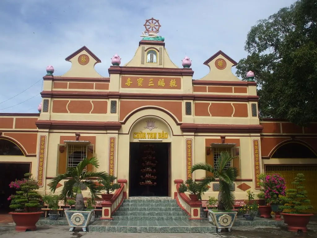 Tam quan Chùa Tam Bảo