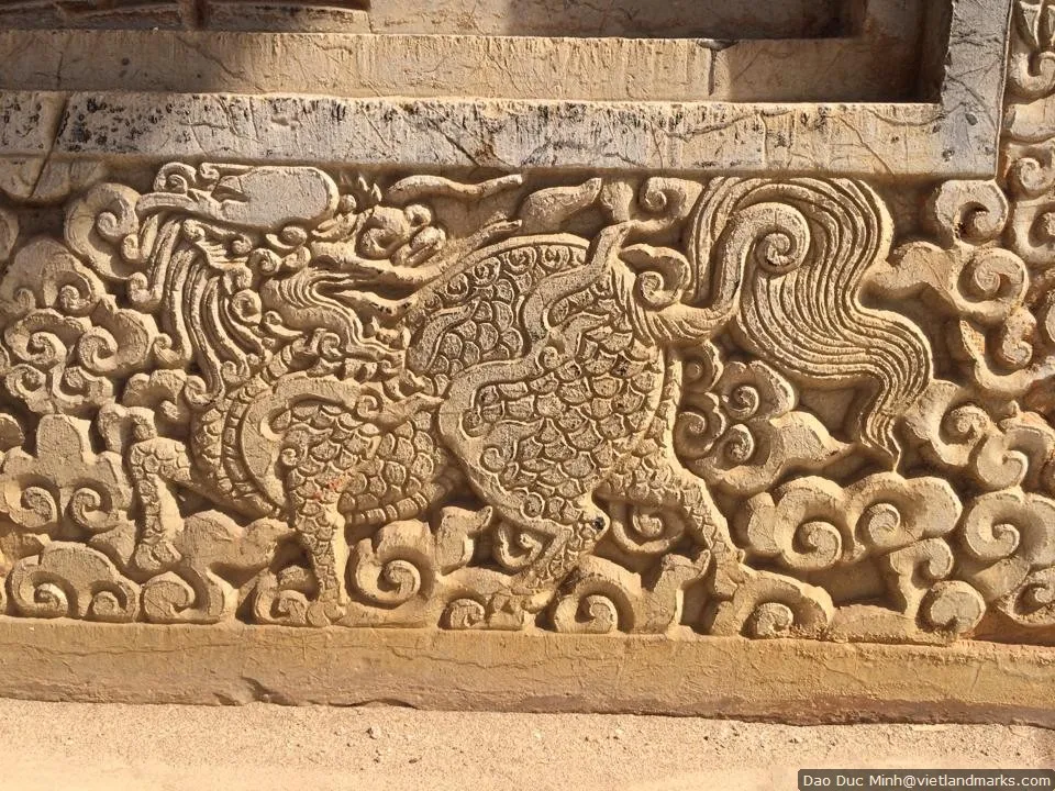 Hoa văn tinh xảo trên bia đá tại Lăng 18 vị quận công họ Nguyễn Đức