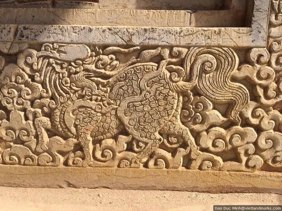 Hoa văn tinh xảo trên bia đá tại Lăng 18 vị quận công họ Nguyễn Đức