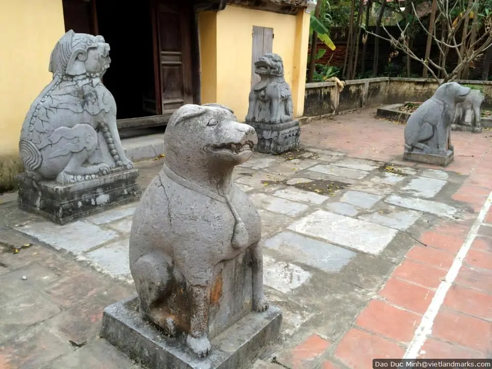 Tượng đá phía trước Từ chỉ Quán quận công Nguyễn Thế Nho