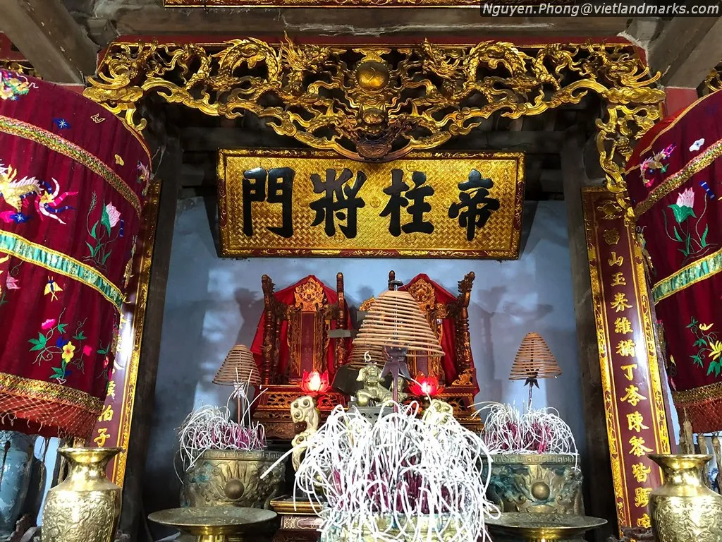 Ban thờ bên trong Nhà thờ Ôn Như Hầu Nguyễn Gia Thiều