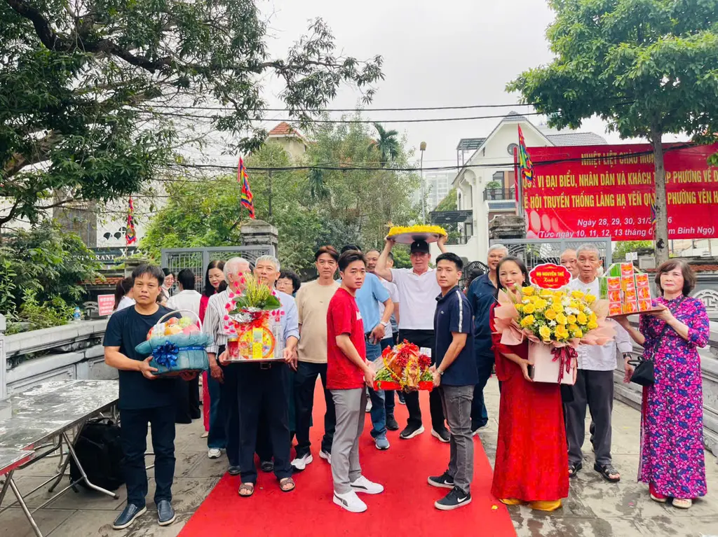 Lễ vật người dân dâng tại Hội đình Hạ Yên Quyết