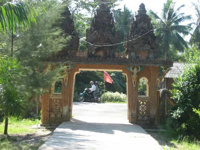 Cổng Chùa Ấp Sáu
