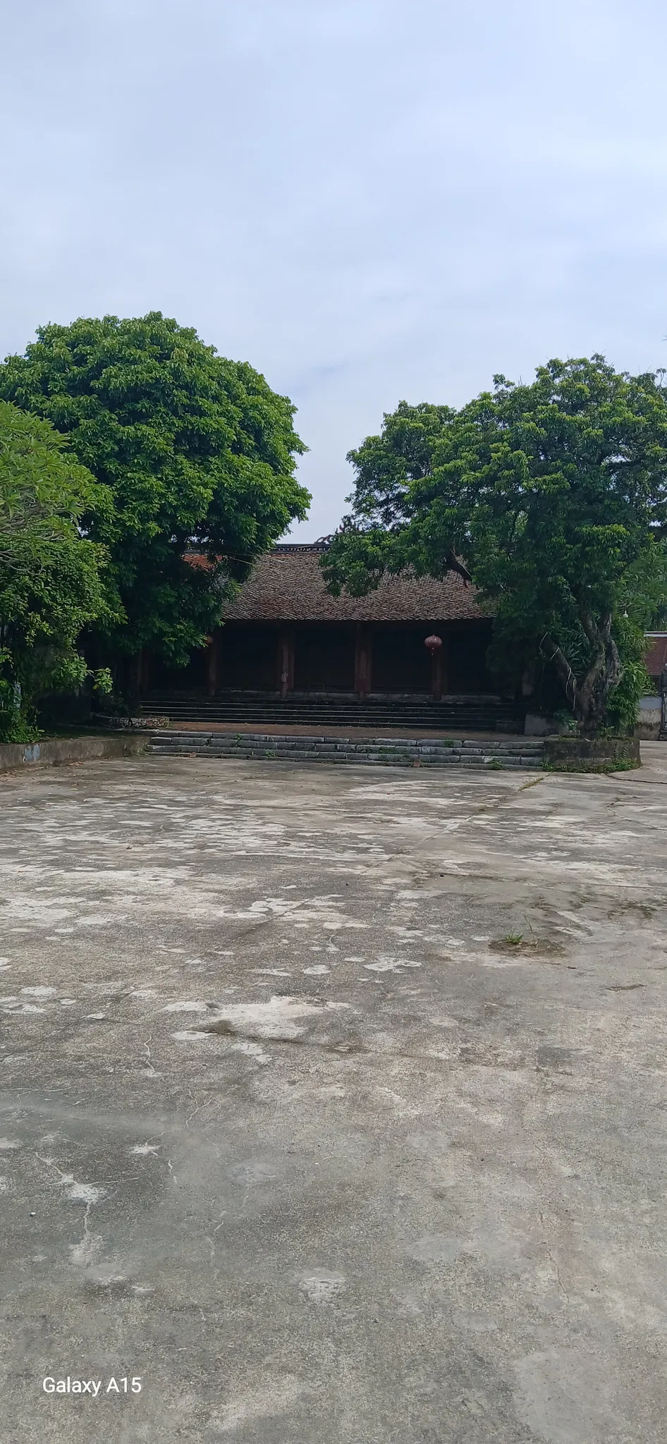 Hoa Nghiêm Tự (chùa làng Phương Bản) khi đứng từ xa xa