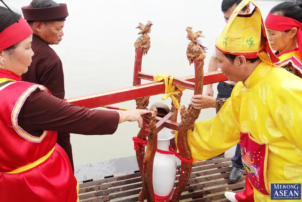 Nước được đổ đầy vào 2 chóe tại Lễ hội Chùa Trông