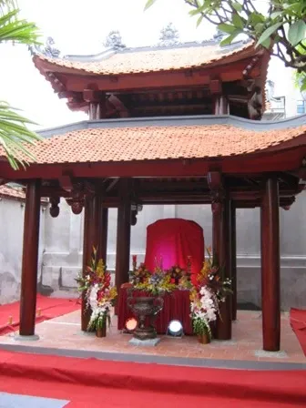 Nhà bia tưởng niệm tại Chùa Kim Sơn