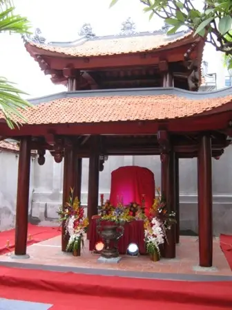 Nhà bia tưởng niệm tại Chùa Kim Sơn