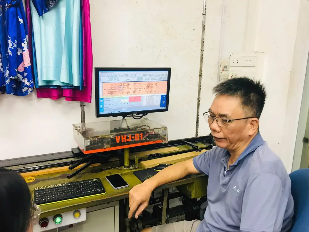 Ông Hiển đã tự tìm tồi để tiếp cận công nghệ thiết kế hoa văn trên máy tính