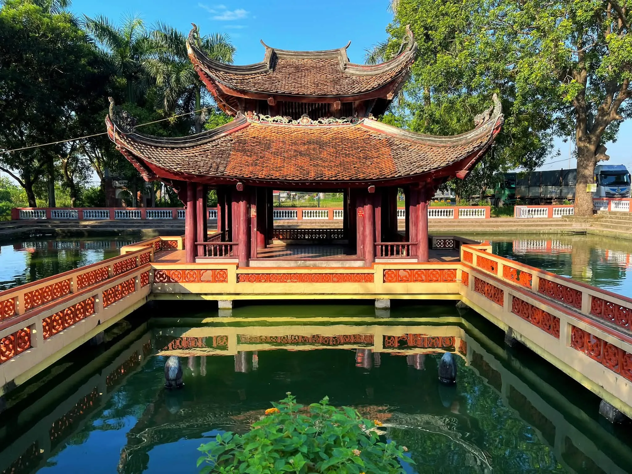 Thuỷ đình ở đình Tam Tảo.