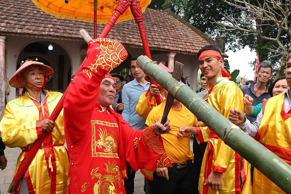 Cây tre dùng để kéo lửa được cụ chủ tế chẻ đôi chia cho hai đội tại Lễ hội đình Gia Dụ