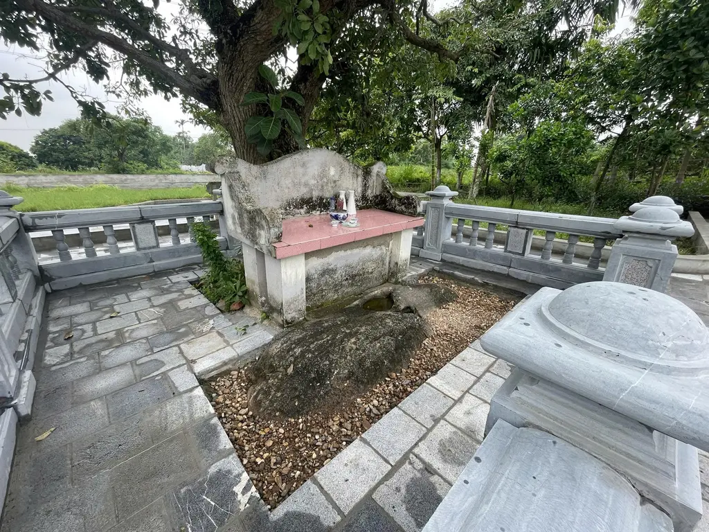 Dấu tích vết chân Phù Đổng tại đền Thanh Nhàn