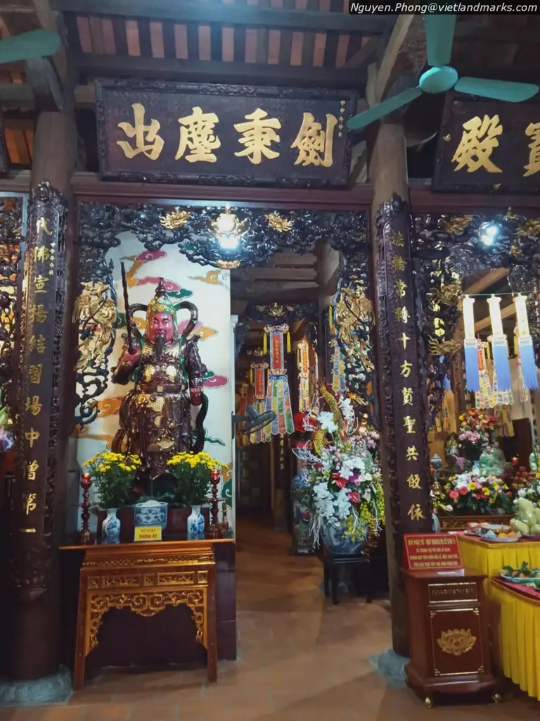 Bên trong Chùa Hưng Khánh