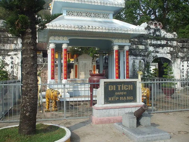 Khung cảnh tại Lăng Thoại Ngọc Hầu