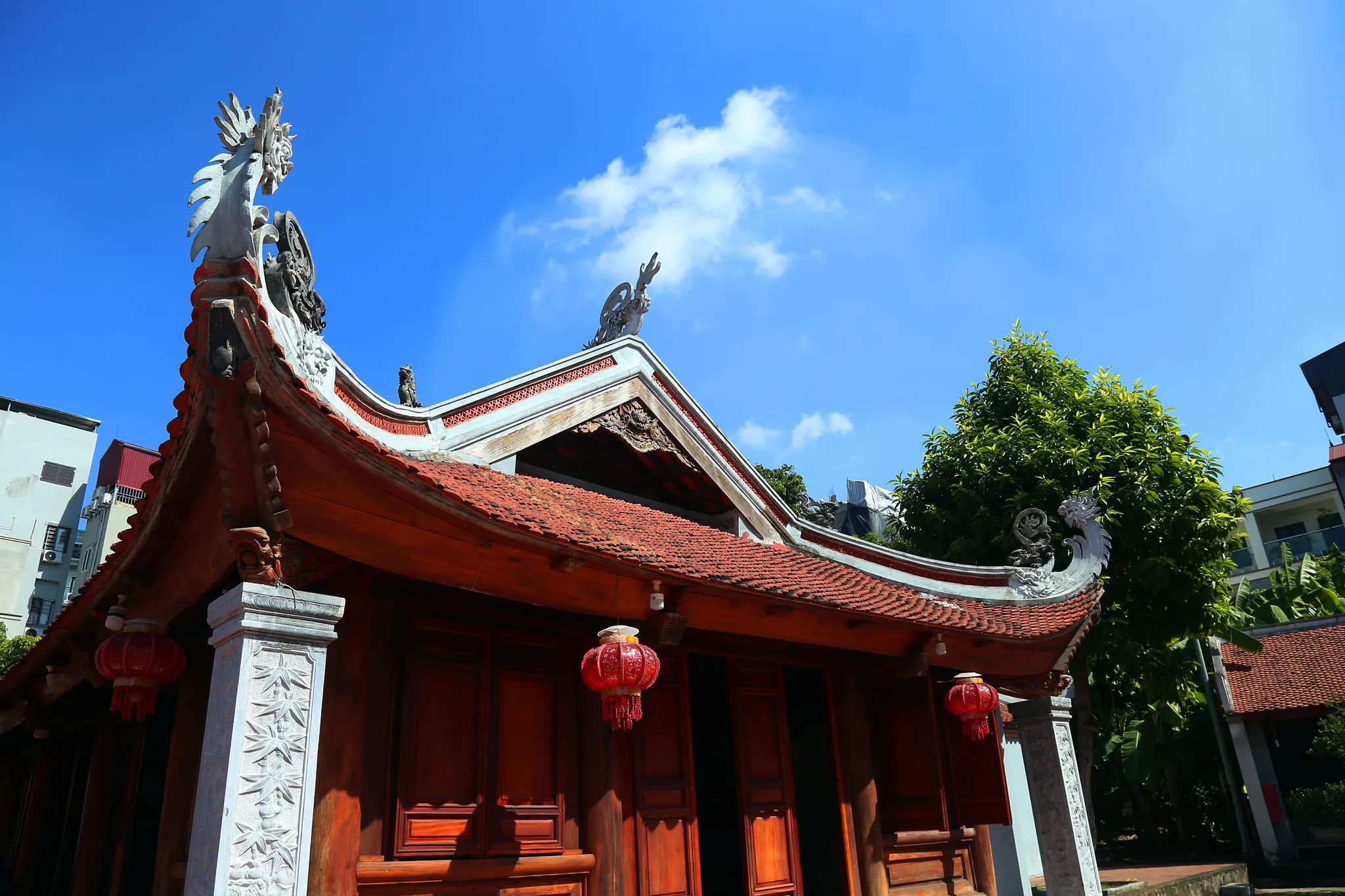 Lối vào bên phải đại đình Đình Tu Hoàng nhìn từ bên trái