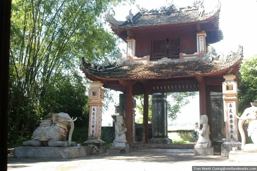 Cận cảnh cổng Đền Cả