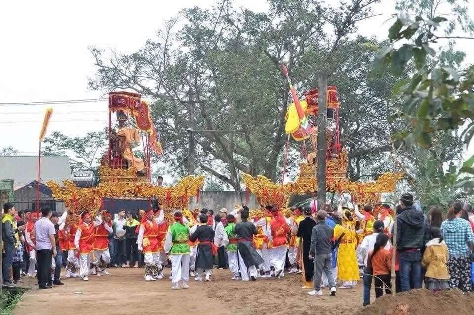 Lễ rước tại Hội làng Nội An