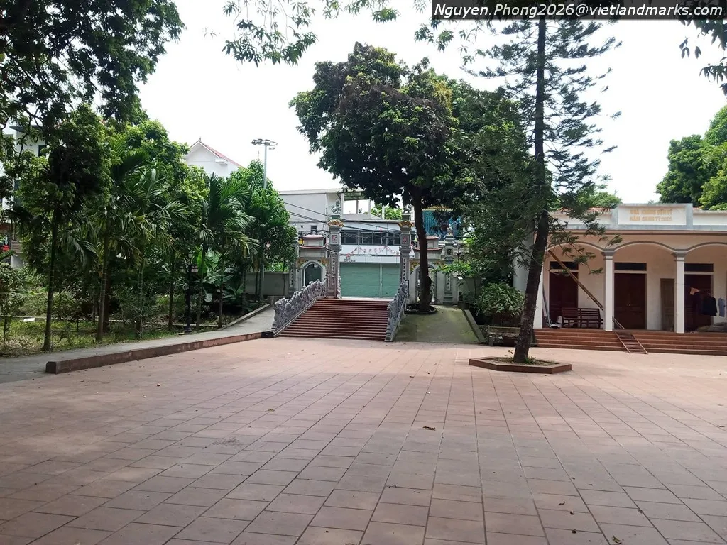 Khuôn viên Đền Vĩ