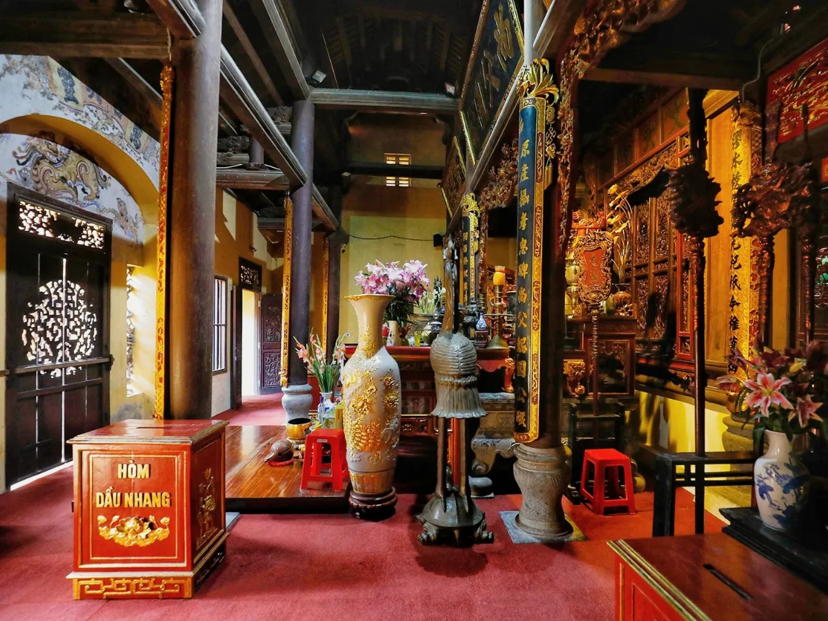 Không gian thờ tự Đền Trần Thương