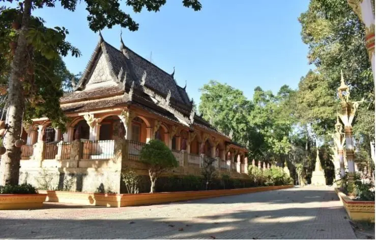 Khuôn viên Chùa Ba Si