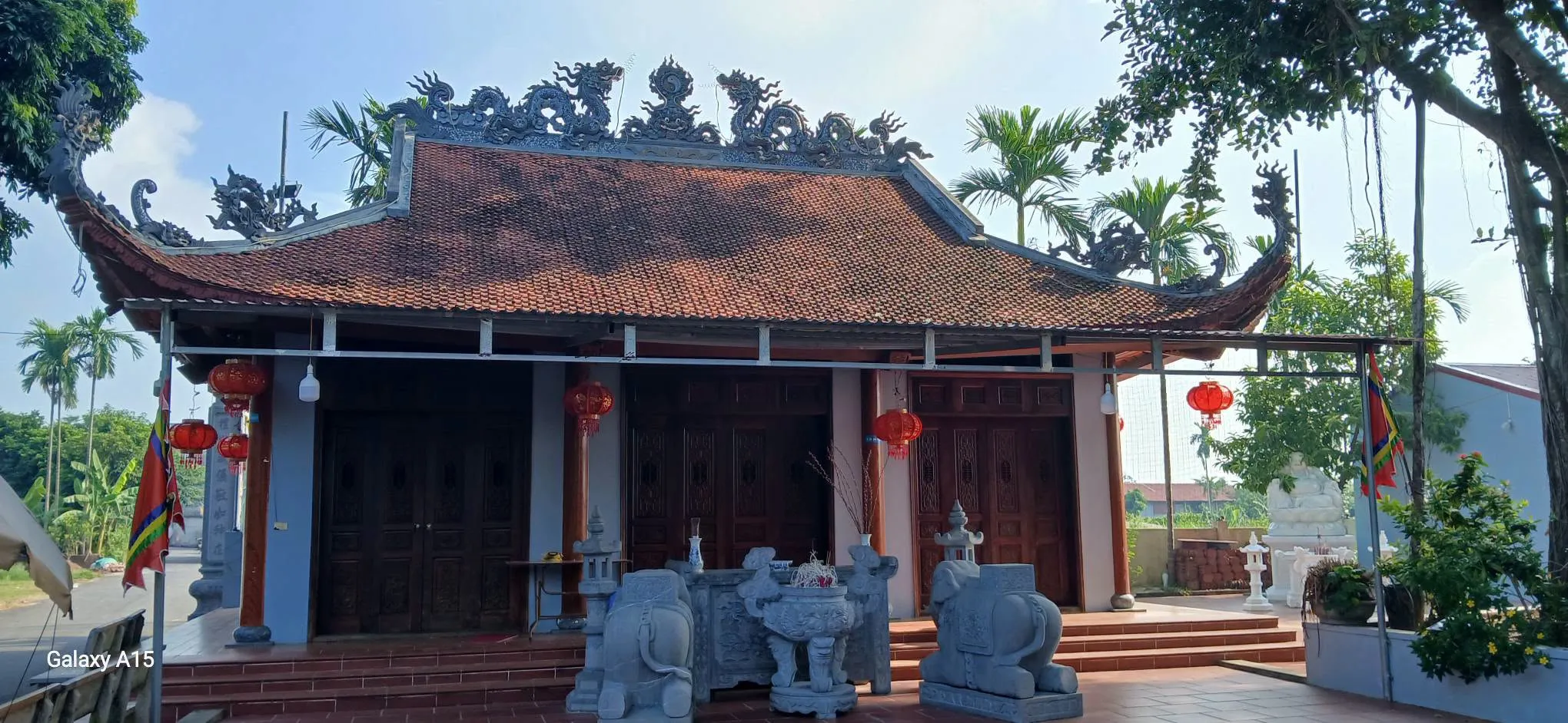 Đình thờ trong khuôn viên đình Phú Mỹ