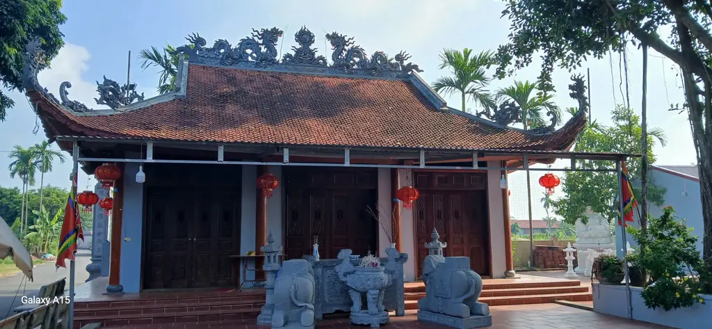 Đình thờ trong khuôn viên đình Phú Mỹ