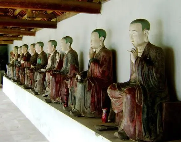 Dãy tượng bên trong Chùa Mía