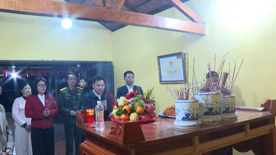 Lễ dâng hương tại Lễ hội Đình Đông Quất