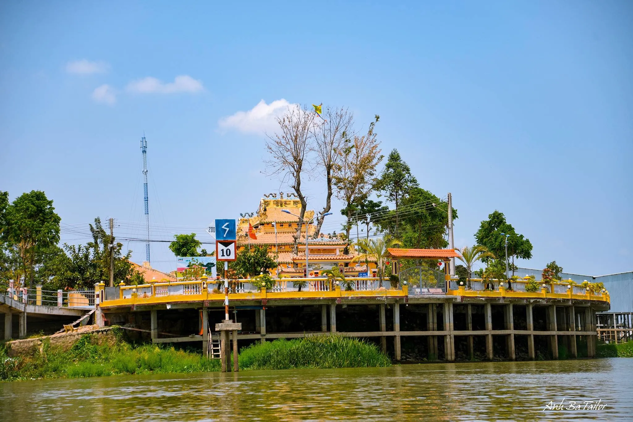 Đình Vĩnh Ngươn nằm bên bờ sông tuyệt đẹp