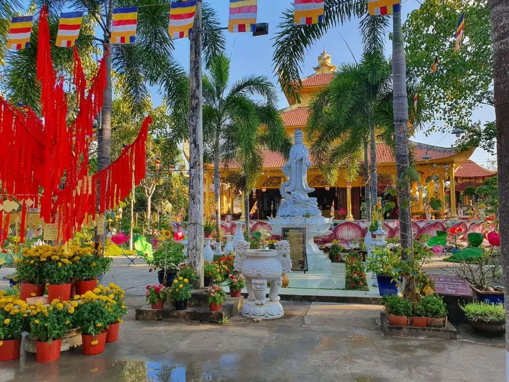 Khuôn viên Chùa Cổ Hội Tôn