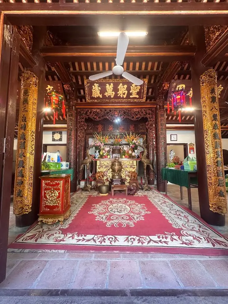 Cảnh quan bên trong di tích Đền Thuỵ Khuê