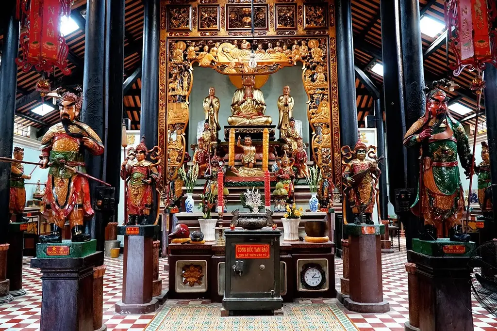 Ban thờ bên trong Chùa Tây An
