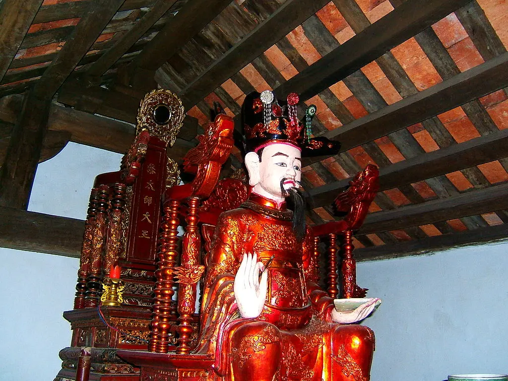Bên trong đền thờ Lê Văn Thịnh