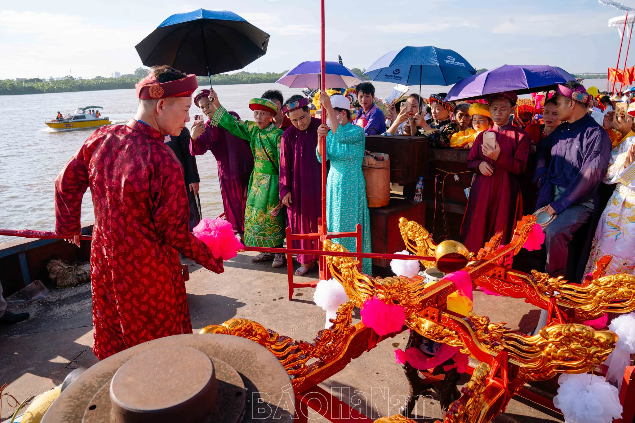 Nghi thức lấy nước giữa lòng sông, múc vào đầy chóe tại Lễ hội đền Lảnh Giang