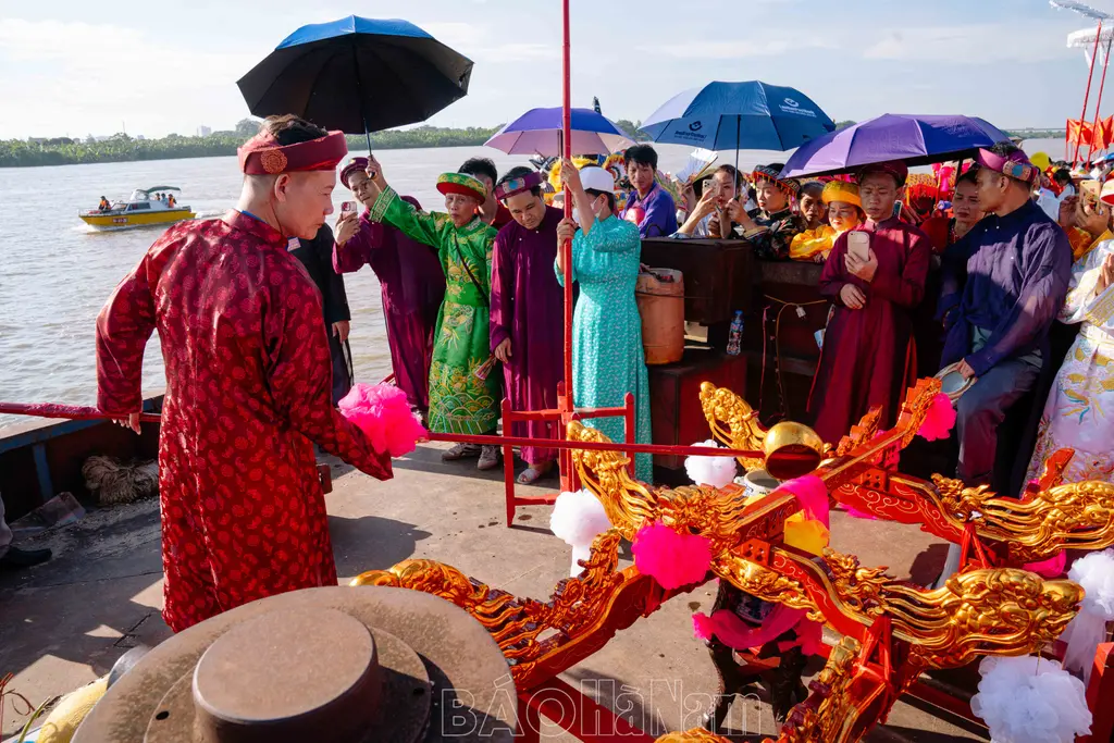 Nghi thức lấy nước giữa lòng sông, múc vào đầy chóe tại Lễ hội đền Lảnh Giang