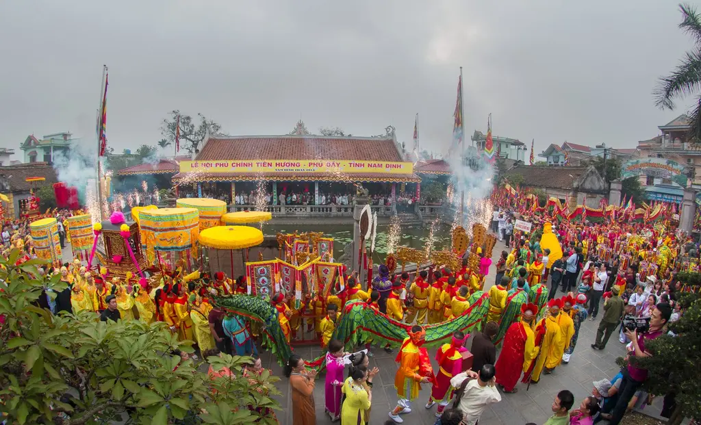 Khung cảnh Lễ hội Phủ Dầy